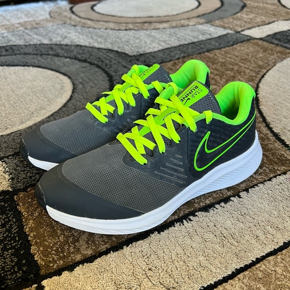 Big Boys Nike Size 5Y - Picture 1 of 7